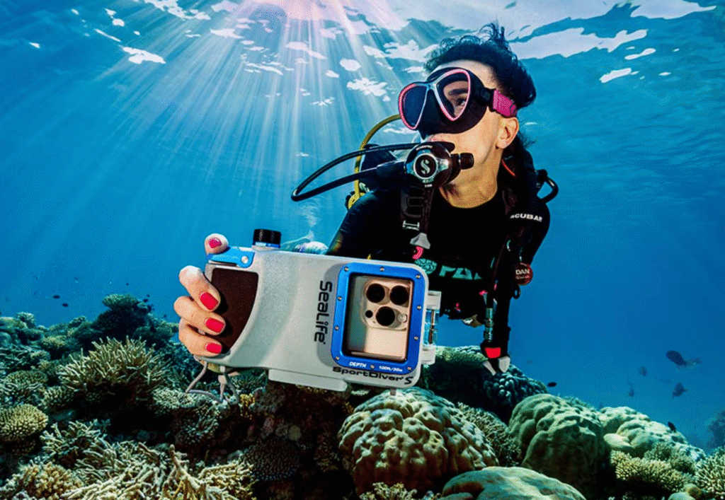 SeaLife SportDiver S: Taking Your Smartphone Diving 74 SeaLife SportDiver S